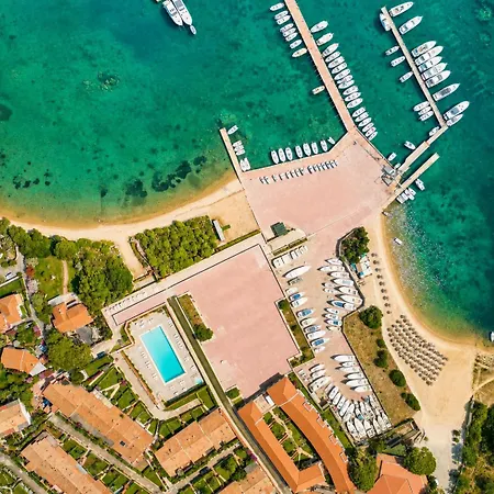 Vakantiehuis B&w Sea View Two Bedroom With Pool Near The